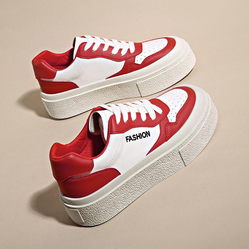 Roter Sneaker mit weißer Sohle