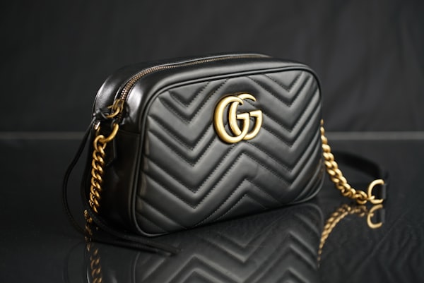 Schwarze Lederhandtasche von Gucci mit goldenem GG-Logo