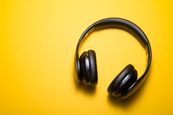 Schwarze Over-Ear-Kopfhörer auf gelbem Hintergrund