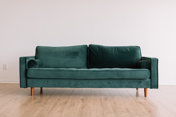 Dreisitzer-Sofa „Halmstad“ mit petrolgrünem Samtbezug auf Eichenparkett