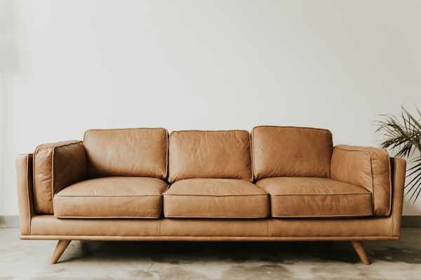 Cognacfarbenes Ledersofa in einem hellen Wohnzimmer